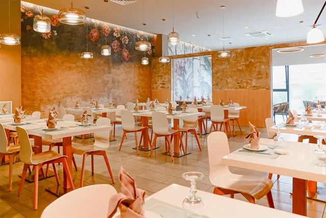 La sala del ristorante con i tavoli apparecchiati