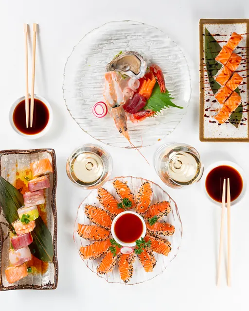 Sashimi e uramaki su un vassoio di vetro